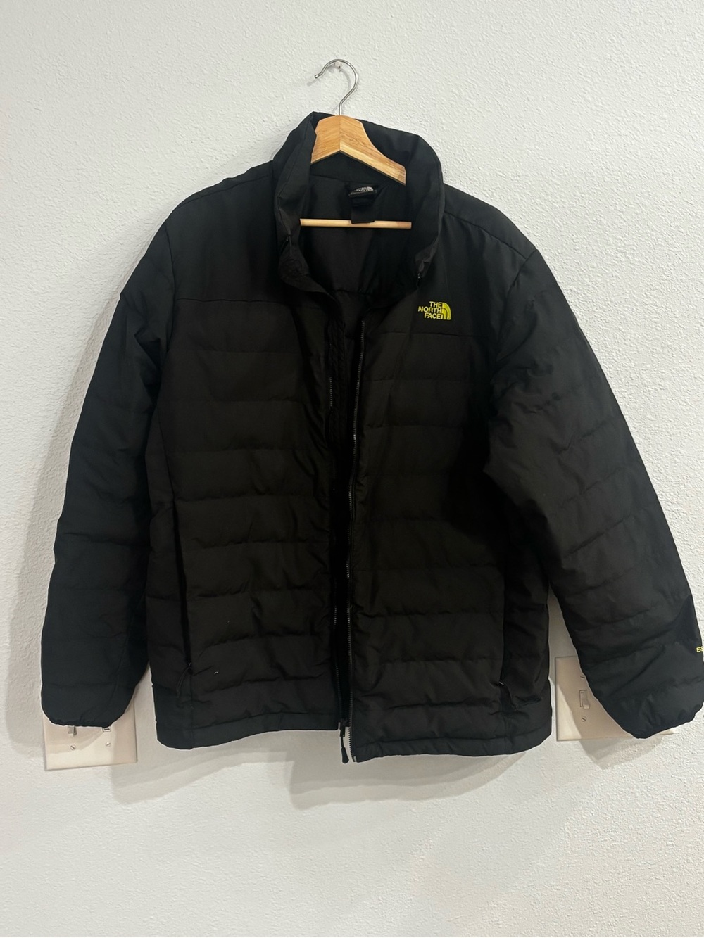 The North Face 550 Black Men's Puffer Jacket packable. XL